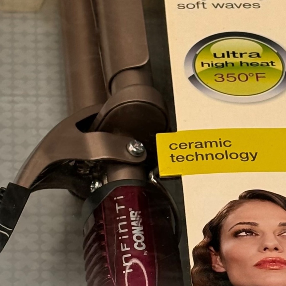 New Conair Infiniti 3 Barrel Ceramic Curling Iron Soft Curls Wand 360 degrees